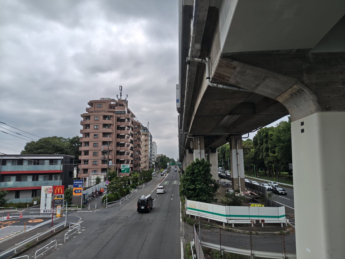 geobicycle's tweet photo. 初の電動自転車、管理してるおいちゃんたちのメンテが良くて、充電もタイヤの空気もブレーキもフル完璧。
なのだが、乗り心地は正直う〜んという感じ。機種にもよるんだろうけど、変なタイミングで加速するので不意打ちで体幹に負荷がかかる。人によっては腰を痛めるのでは。 https://t.co/SOqwjFZlgQ