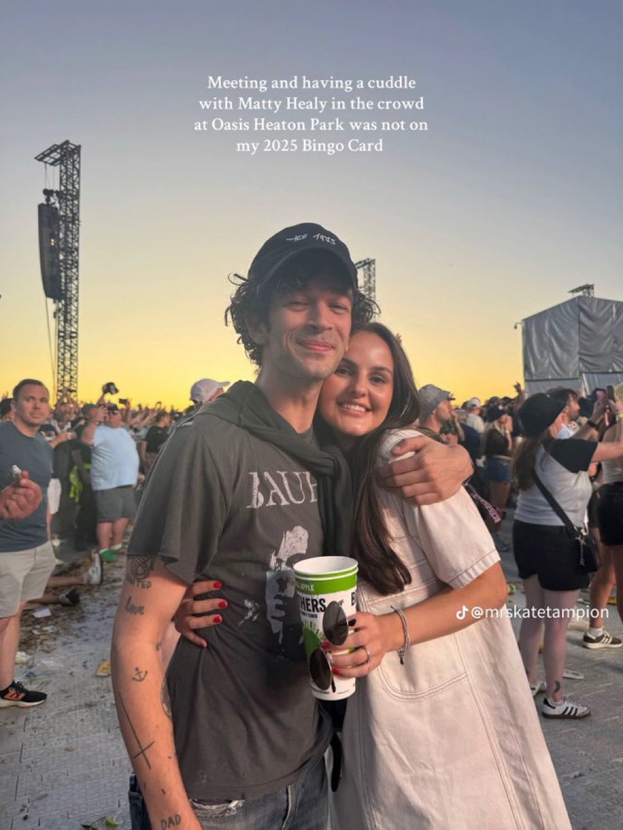 the1975_mfc's tweet image. Matty yesterday at Oasis. That’s new 75 Merch!! 🚨🚨🚨