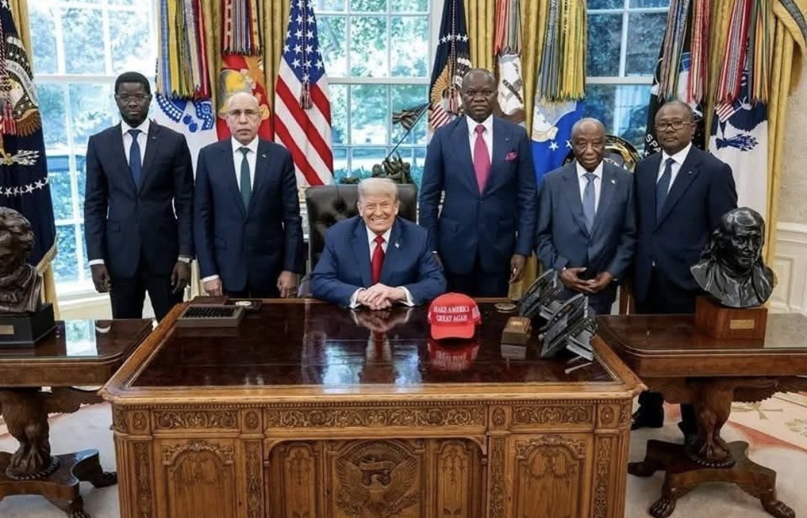 Comment ne pas voir dans cette photo, une image humiliante de l’Afrique ?

Comment peut-on dire à l’homme de la Maison Blanche qu’il mérite le prix Nobel de la paix au regard des massacres perpétrés contre les palestiniens par son allié israélien ?

Des chefs d’états africains