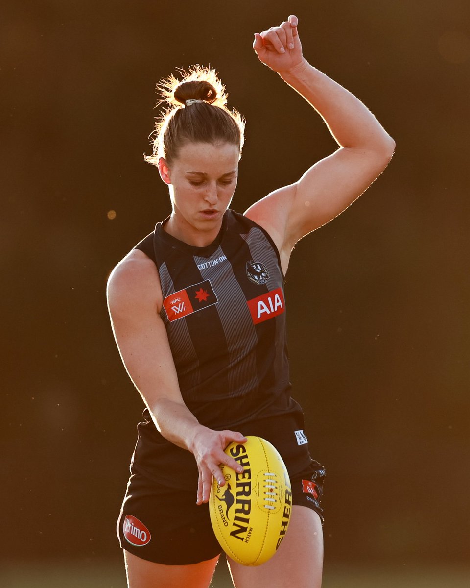 CollingwoodAFLW's tweet image. A truly golden first day in the Sunshine State, with Southport giving us perfect weather for day one of pre-season camp 😎