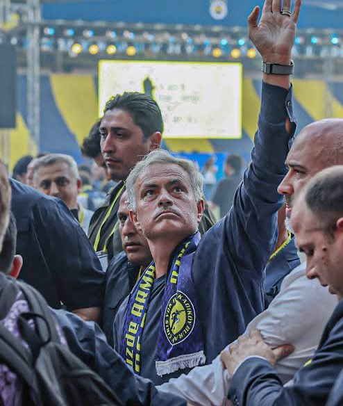 Neden tüm yapı elemanları Mourinho'ya düşman?

👉🏼 Ülke tarihinin en büyük forma sponsorluğunu bağladı.
👉🏼 Yapının bütün rezilliklerini dünyaya ifşa ediyor, maskelerini indiriyor, maymun gibi zıplatıyor.
👉🏼 Dünya devlerinin istediği topçuyu bi Facetime yapıp ikna ediyor.
👉🏼 Kulüp