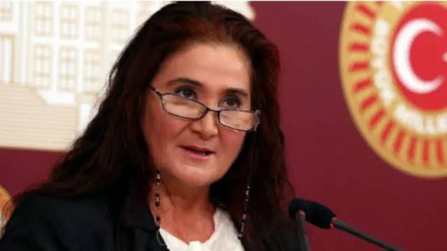 Sabahat Akkiraz:

“Saflar netleşti. Yaşasın Mustafa Kemal Atatürk. Yaşasın Laik Türkiye Cumhuriyeti. Yaşasın Anti Emperyalist Tam Bağımsız Türkiye.”