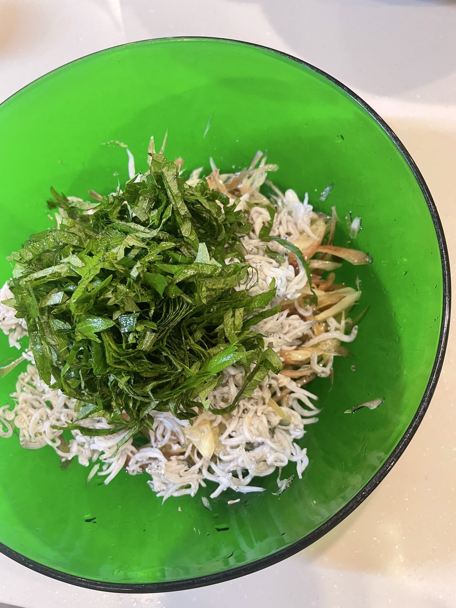 miomiray's tweet photo. 最近ハマっている、茗荷とシラスのサラダ。めっちゃ美味しい！今日はワインに合わせてオリーブオイルで和えました。胡麻油もイケる。 https://t.co/WVsUYzGEiS