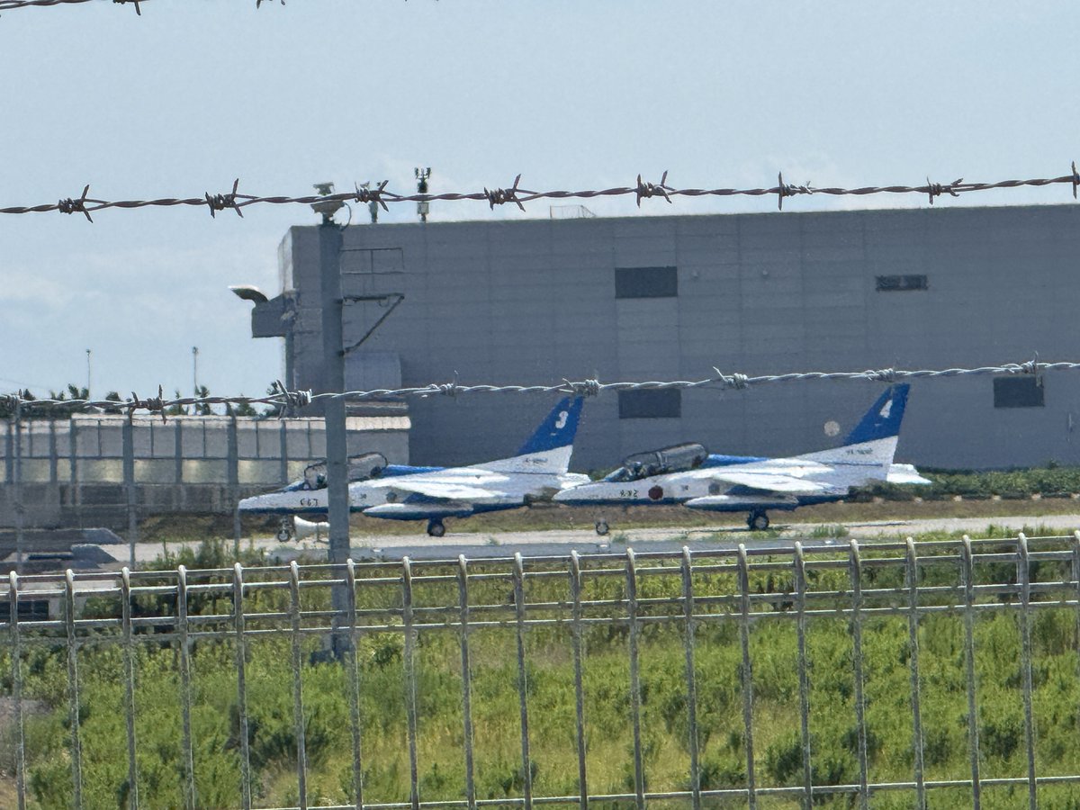 比較的近いところで撮れたはずなのに機体小さくて豆粒だったブルーインパルス🫛