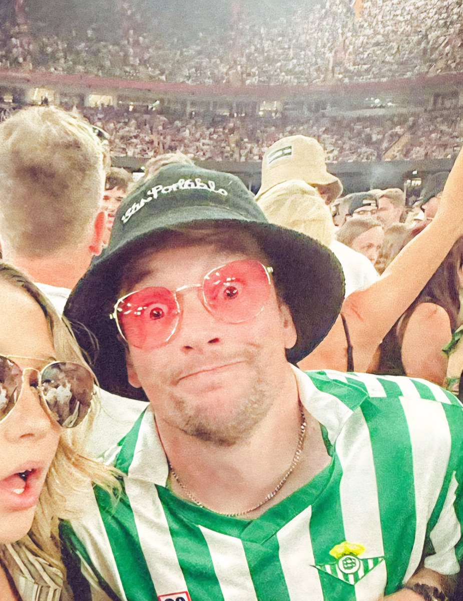 Still buzzing after this last week, jealous of everyone at Heaton Park. Stereophonics tonight to console myself, followed by Amsterdam. Living someone else's life this month and massively grateful for it 🖤