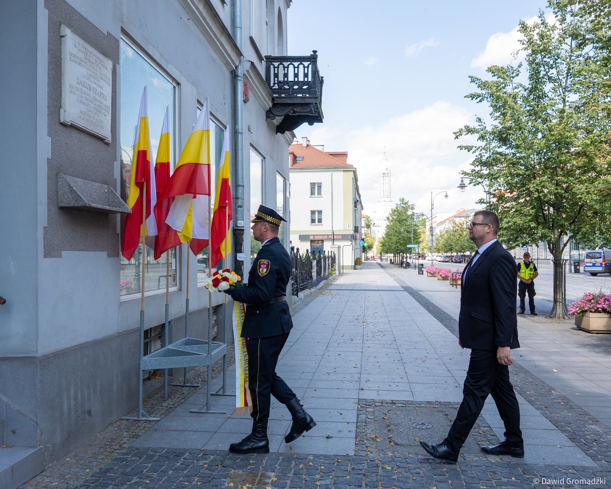 📅 Dziś 84. rocznica śmierci Jakuba Szapiro – białostockiego esperantysty, pisarza i nauczyciela.
12 lipca 1941 r. został wzięty przez niemieckich faszystów jako zakładnik, a potem rozstrzelany. #BiałystokPamięta o tych wydarzeniach.