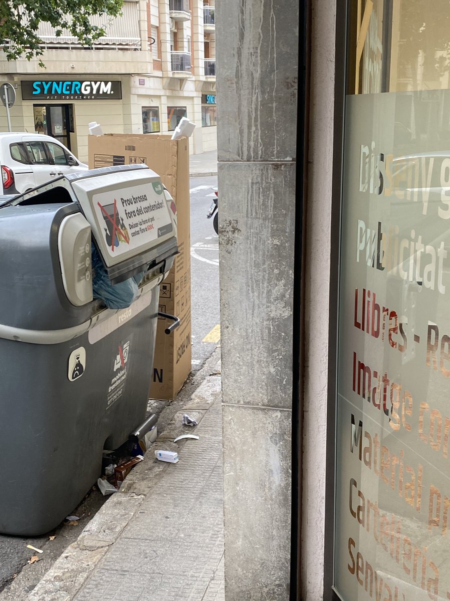 cescoda's tweet photo. 👎 Dos mesos.
📝 Dues instàncies.
📸 Moltes fotos.
😡 I cap resposta.
@reus_cat continua ignorant el problema dels contenidors davant la nostra oficina @diggraf al C. Castellvell, 20. Estan a 50 cm de la porta d'entrada.
Els veïns es queixen. 
#Reus #BrutíciaReus #OficinaOlorosa https://t.co/JDPlQ9fifi