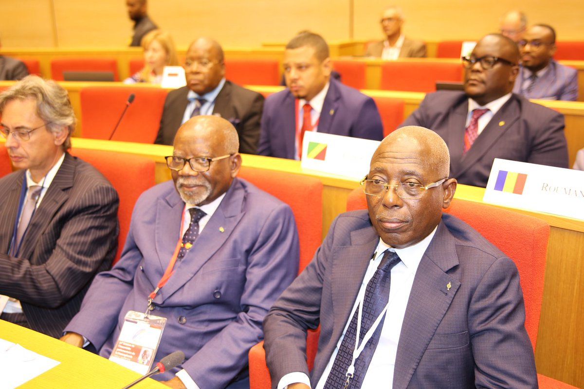 AlexandreAwassi's tweet photo. Hier, la Commission Politique s'est réunie.
J'ai pris part à cette séance, en présence du Président de l'Assemblée nationale🇬🇦, Jean François NDONGOU, et du Sénateur NGOULOGANA Jean-Robert. Assemblée nationale 

Les débats ont été porté sur les sujets...https://t.co/V326FSGUXL https://t.co/aTA1EFB6sJ