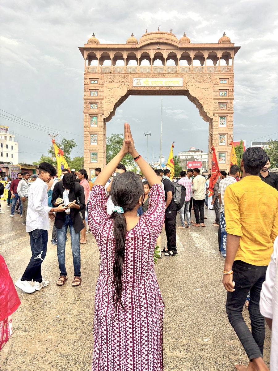 तमन्ना हो श्याम से मिलने की,
तो बंद आंखों में भी नजर आयेगें,
महसूस करने की कोशिश तो कीजिये
दूर होते हुये भी पास नजर आयेगें।
।। जय श्री श्याम।।