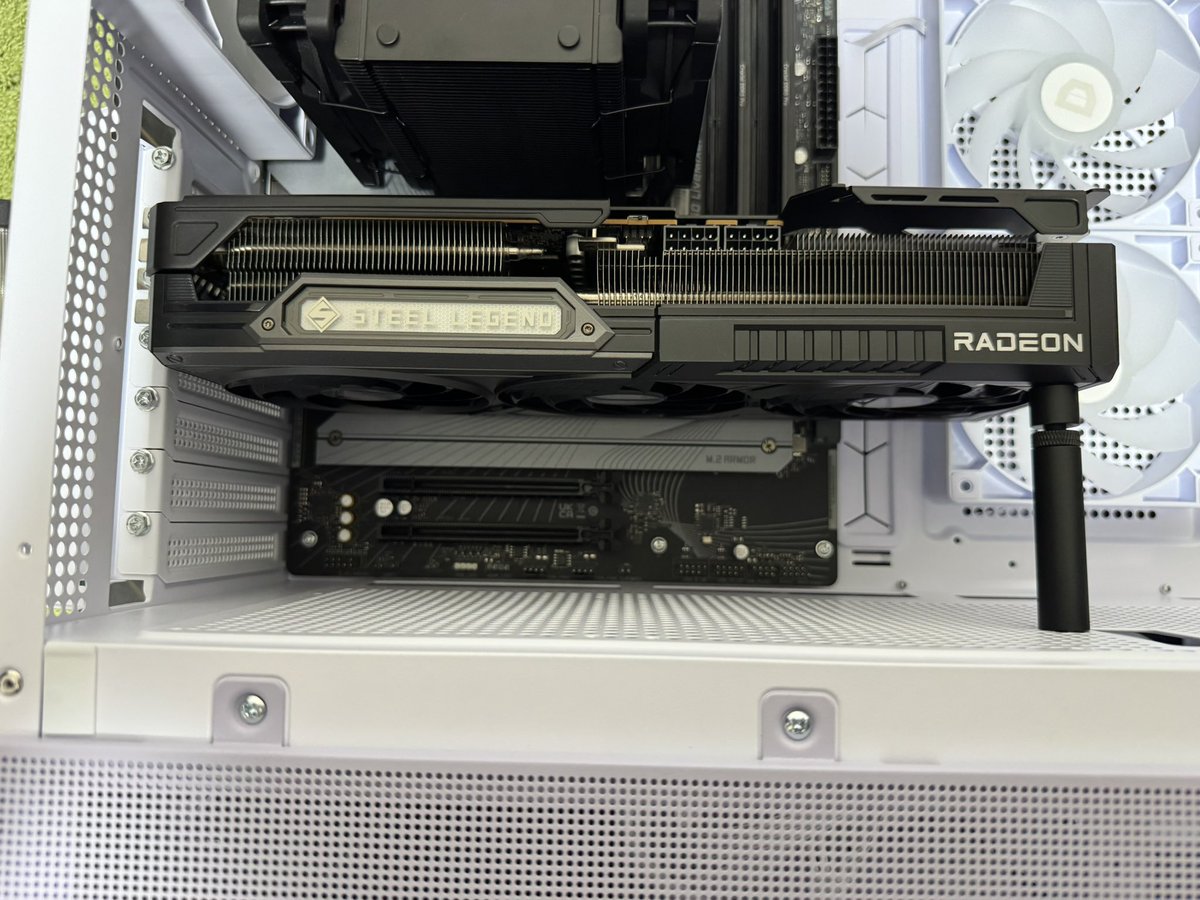 真の主役、Radeon RX 9070 XT
ベンダーはASRock。怒涛のASRock 3品目
めっちゃ高いけど一番安いってかマジでそれでいいんですかってレベル…
今まで触ったことないような重量もあって震えが止まらんっす…
つっかえ棒ももちろん設置！