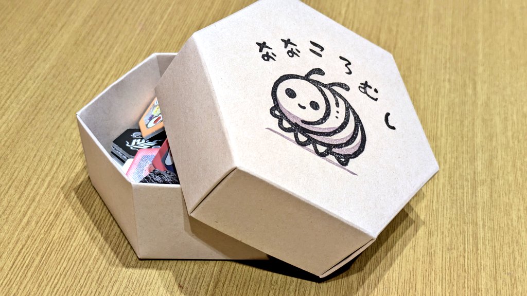 同郷のLotus board gamesさんに『ゑげゑむず』の作品も御委託させていただいております。ダンゴムシのタイル配置ゲーム『ななころむし』は現在通販未対応でここでしか買えないので、是非是非お越しください( .ˬ.)"