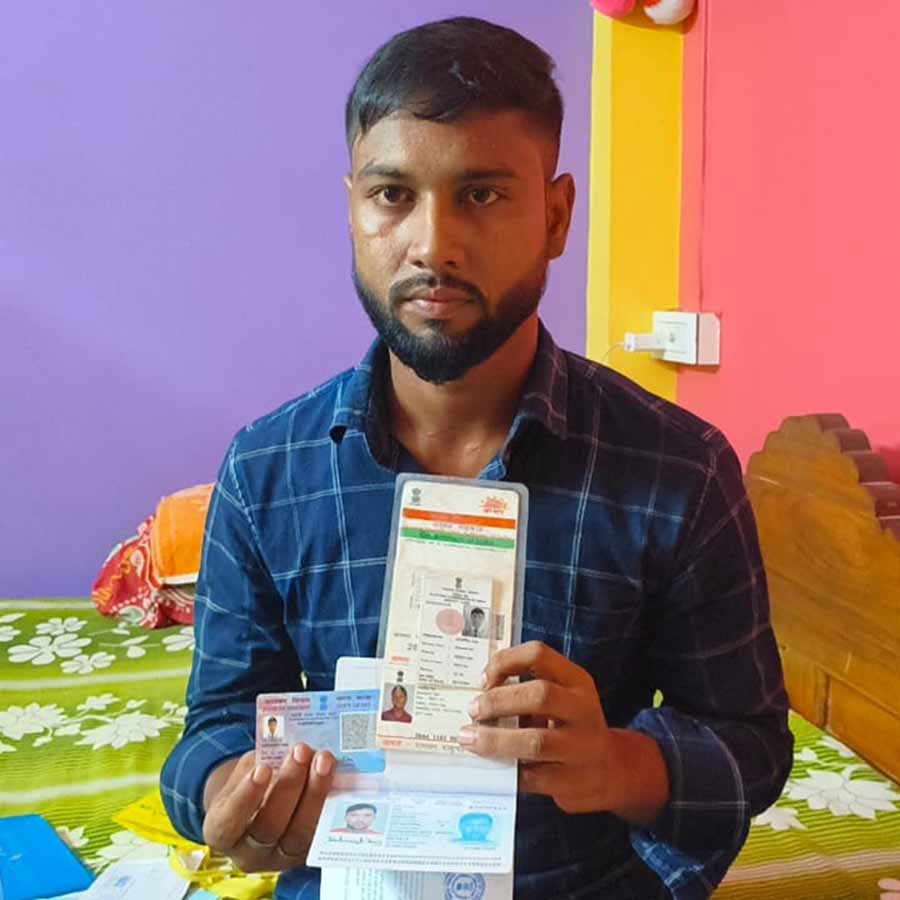SamirulAITC's tweet image. This is news about Debasish Das, a resident of Hooghly's Chinsurah . Das was harassed, detained and asked to prove his citizenship in Odisha as he speaks in Bengali. @SuvenduWB just take a look at this example too. I hope your huge brain can understand that Debasish Das is not…