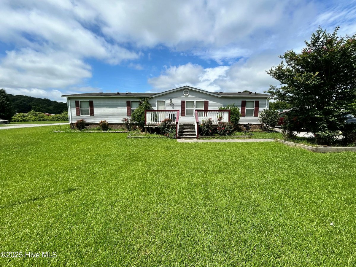 JRHENC's tweet photo. 2925 Nc 33 Highway W, Grimesland, NC, 27837
3 bed | 2 bath 1620 Sq. Ft.
Active | $150,000
https://t.co/hUy3D1PYeb
TLC for a diamond in the rough. This home boasts an almost acre corner lot with a privacy fence and decks all off the back of the home. plus a screened in porch.... https://t.co/nnhT4KfqO8