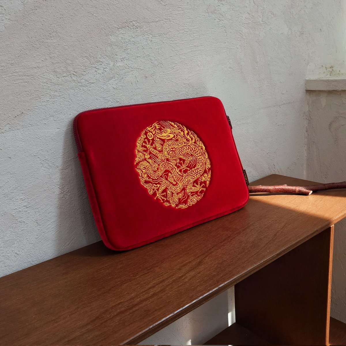 안녕하세요! 저희는 한국 전통기념품을 제작하고있는 루월입니다🙇‍♀️ 

저희는 #국립중앙박물관, #경복궁, 인천공항, 고궁박물관 등등 다양한 관광지 및 온라인샵에 납품 하고있어요.

이외에도 전통 상품 기획자로서 이런저런 일들도 하고있습니다! 

트위터가 처음이라 어색해요😵‍💫 잘부탁드립니다!!