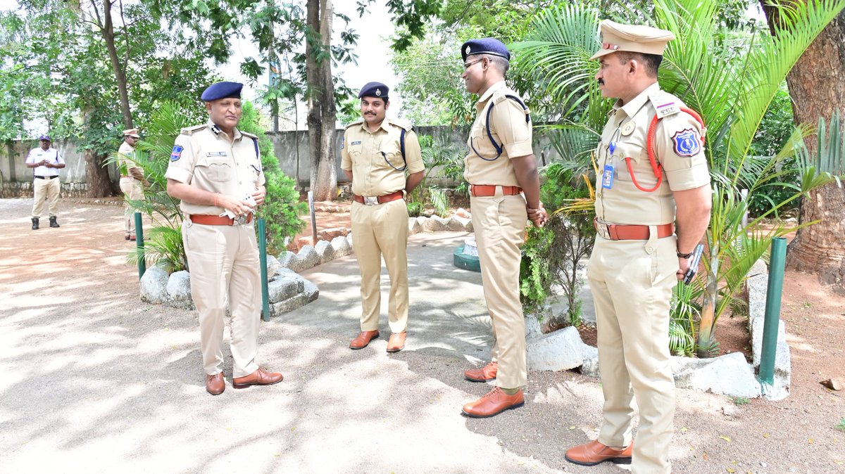 👮🚔 CP Rachakonda Visits Bommalaramaram Police Station.

#CP_Rachakonda Sri G. Sudheer Babu, IPS, along with <a href="/DcpBhongir/">Akshansh Yadav IPS</a> Sri Akshansh Yadav, IPS and <a href="/AcpBhongir/">Rahul Reddy IPS</a> Sri K. Rahul Reddy, IPS, visited <a href="/BommalaramarmPS/">Bommala Ramaram Police Station</a>.
During the visit, CP Rachakonda reviewed the functioning of the