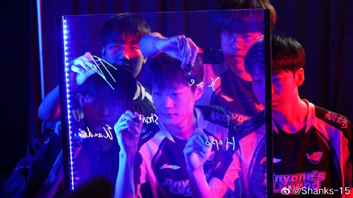 🗣️ AL Shanks, tras ser eliminado del #MSI2025.

"Esta aventura del MSI ha sido increíble. Competir contra jugadores de otras partes del mundo me ha enseñado mucho. Lo que más me ha removido ha sido recordar cómo, cuando era niño y jugaba al LoL en un cibercafé en mi pueblo, el