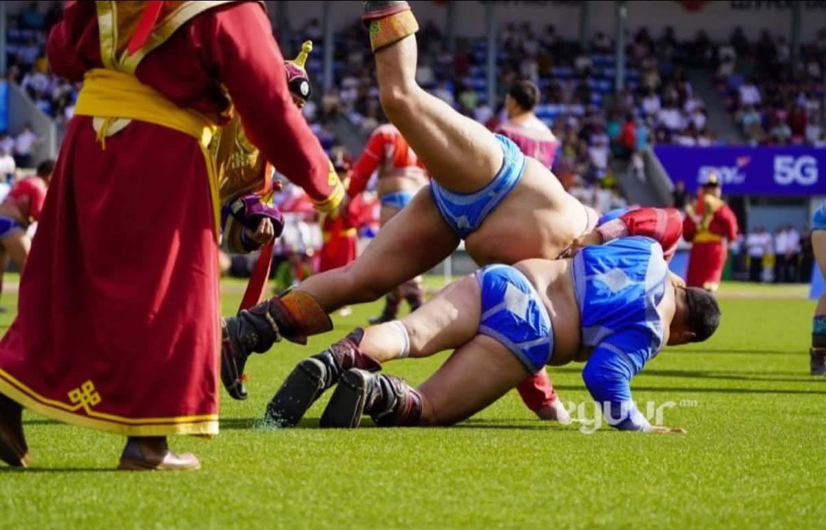 Бүрэнтөгс аварга давжээ
Отгонтөгсийн өвдөг хүрсэн байна.