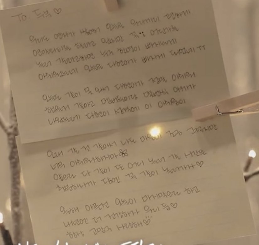 dahyunspresso's tweet photo. I love Saida so much😭 Sana, who wants Dh to open up about her feelings. Sana, who flew from SG to SK just to watch her movie. Sana, who was happy when Dh got bangs. Sana, who wrote her a letter because she was absent. Sana, who immediately messaged Dh after her runway debut. 😭 https://t.co/D7Uv12a64k
