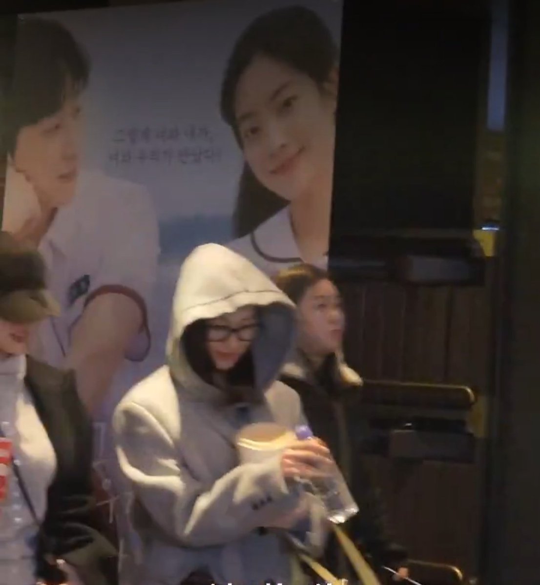 dahyunspresso's tweet photo. I love Saida so much😭 Sana, who wants Dh to open up about her feelings. Sana, who flew from SG to SK just to watch her movie. Sana, who was happy when Dh got bangs. Sana, who wrote her a letter because she was absent. Sana, who immediately messaged Dh after her runway debut. 😭 https://t.co/D7Uv12a64k