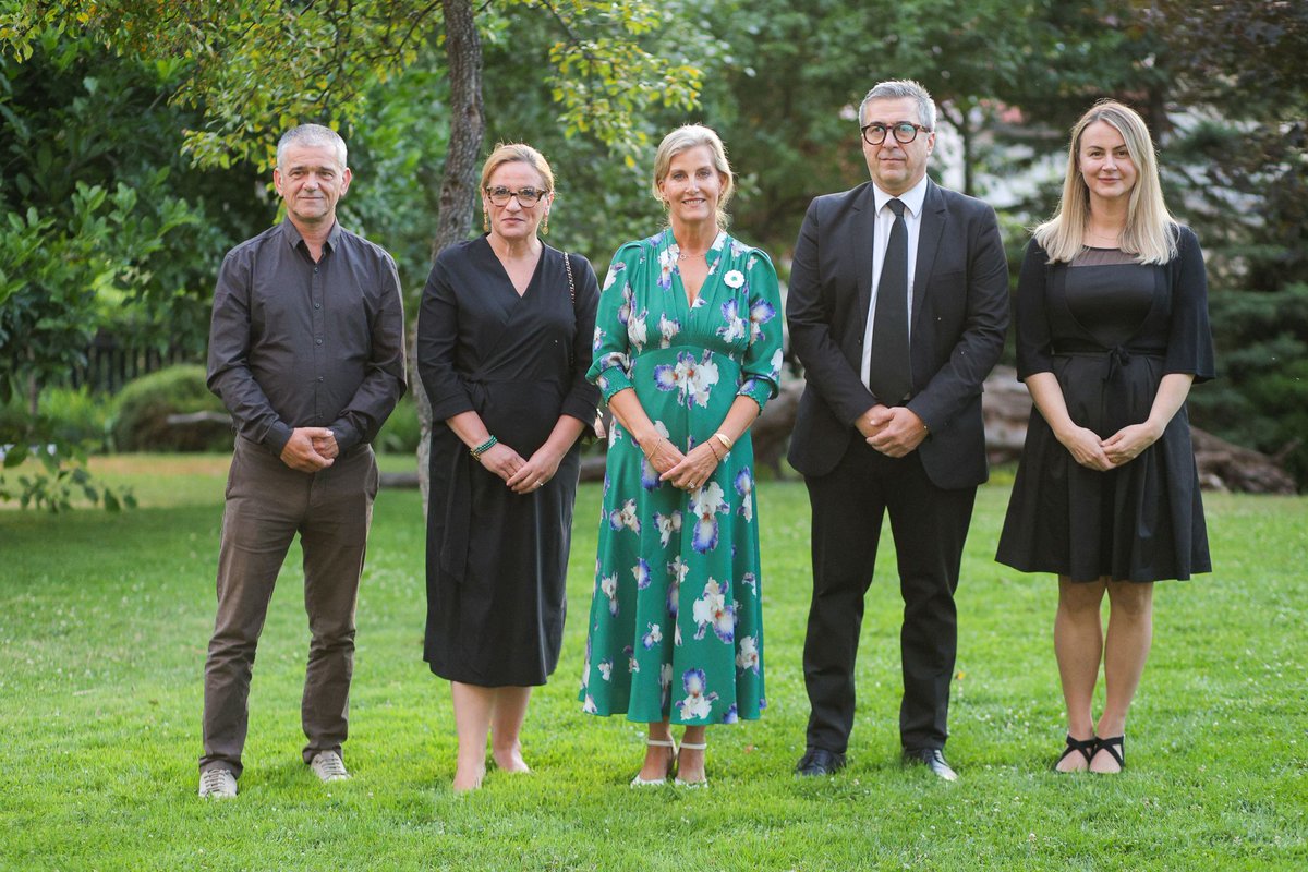 JulianReillyUK's tweet image. Susreti sa predstavnicima civilnog društva u BiH približili su Njenom visočanstvu ulogu ovih odvažnih pojedinaca i organizacija u gradnji veza između zajednica, u procesima pomirenja te u borbi za poštivanje temeljnih ljudskih prava svih građana BiH, posebno najranjivijih.