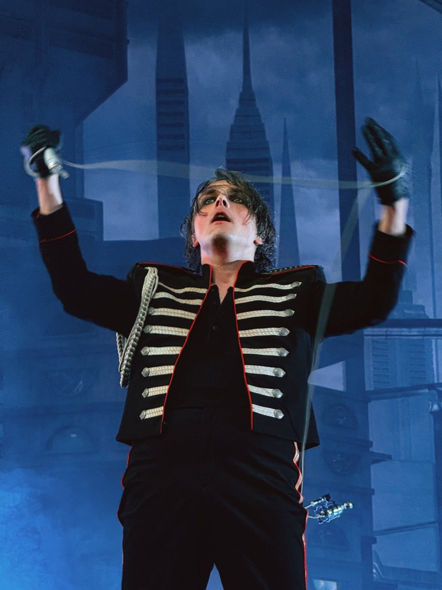 MCRupdates1's tweet photo. The Black Parade Gerard entered the chat

#MCRSEATTLE

📷 via @allltherage https://t.co/XDXJH9fQg7