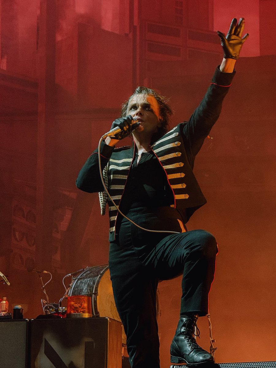 MCRupdates1's tweet photo. The Black Parade Gerard entered the chat

#MCRSEATTLE

📷 via @allltherage https://t.co/XDXJH9fQg7
