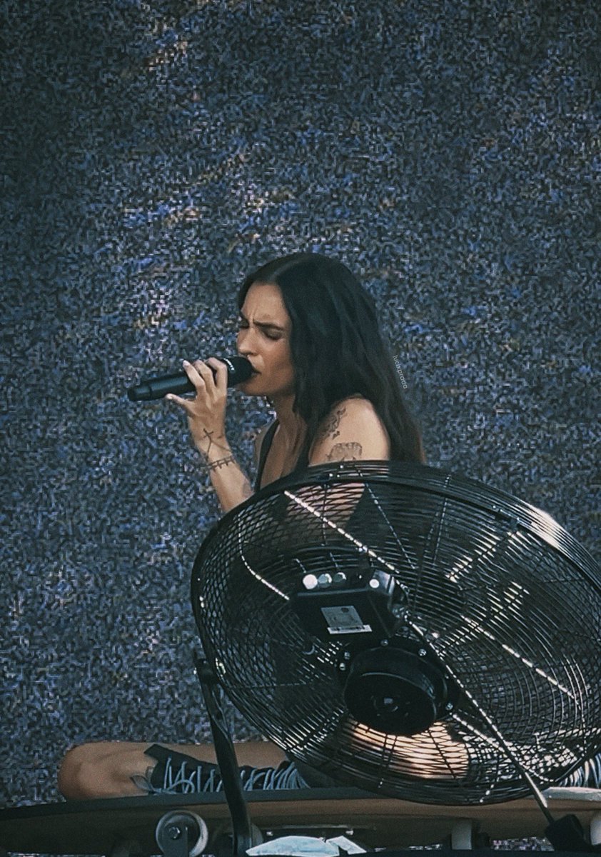 lucixprada's tweet photo. fotos que le hice ayer a @natalialacunza en el mad cool 🤍 https://t.co/cce6GFwdZY