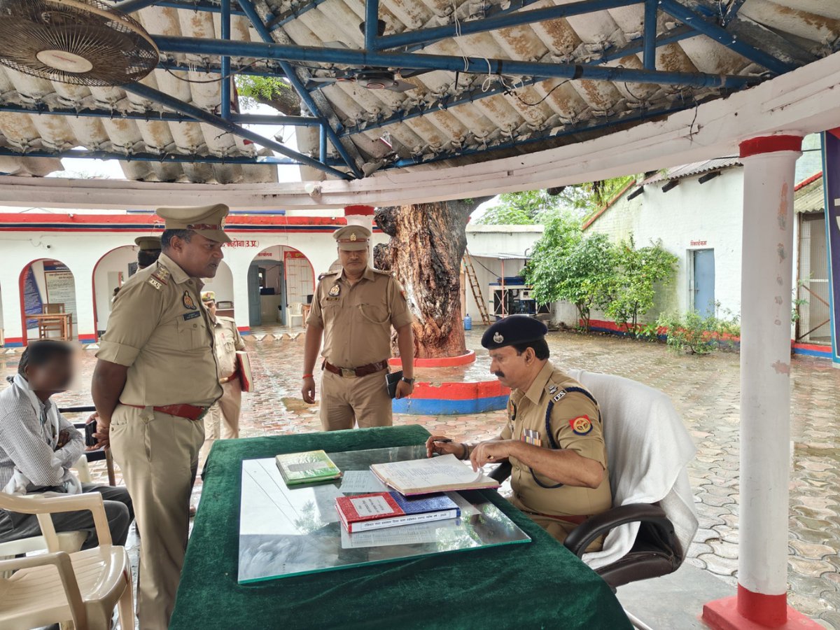 mahobapolice's tweet photo. #SP_MBA श्री प्रबल प्रताप सिंह द्वारा थाना समाधान दिवस के अवसर पर जनपद महोबा के थाना कुलपहाड़ एवं थाना महोबकंठ में मौजूद रहकर क्षेत्र से सम्बन्धित जनसमस्याओं की सुनवाई की गई।
🔸इस दौरान फरियादियों से संवाद कर उनकी शिकायतों को गम्भीरता पूर्वक सुना गया एवं शिकायत निस्तारण के प्रति उनको आश्वस्त करते हुए प्राप्त हुई जन शिकायतों का निस्तारण सुनिश्चित किए/कराए जाने के सम्बन्ध में सम्बन्धित पुलिस एवं राजस्व विभाग के अधि./कर्म. को मौके पर आवश्यक दिशा-निर्देश दिए गए हैं।
#UPCM #UPPolice