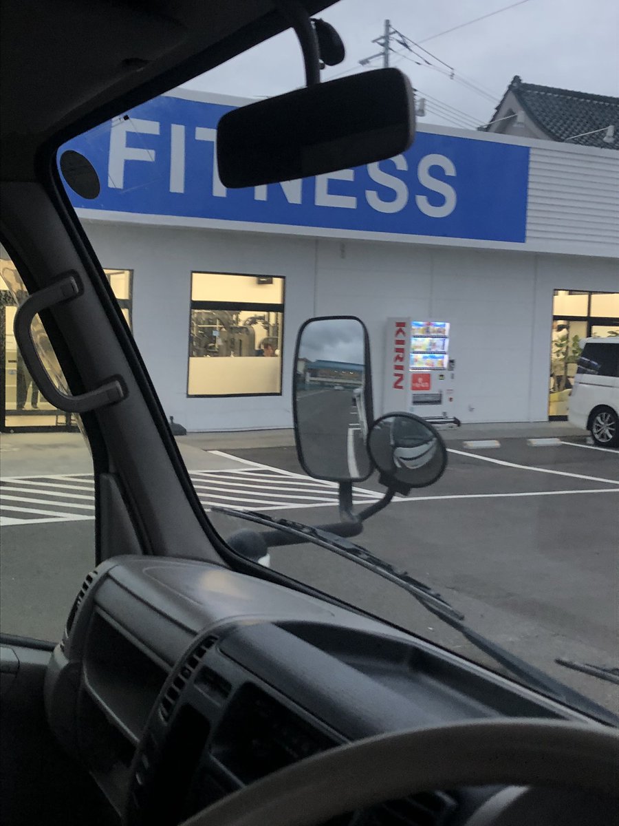 gz570's tweet photo. あれ？岩沼のここって前はゲオだったよね？

んでもってこの2トンも5MTだけどいきなりクラッチ近い😂 https://t.co/ZFT8PTrxn2