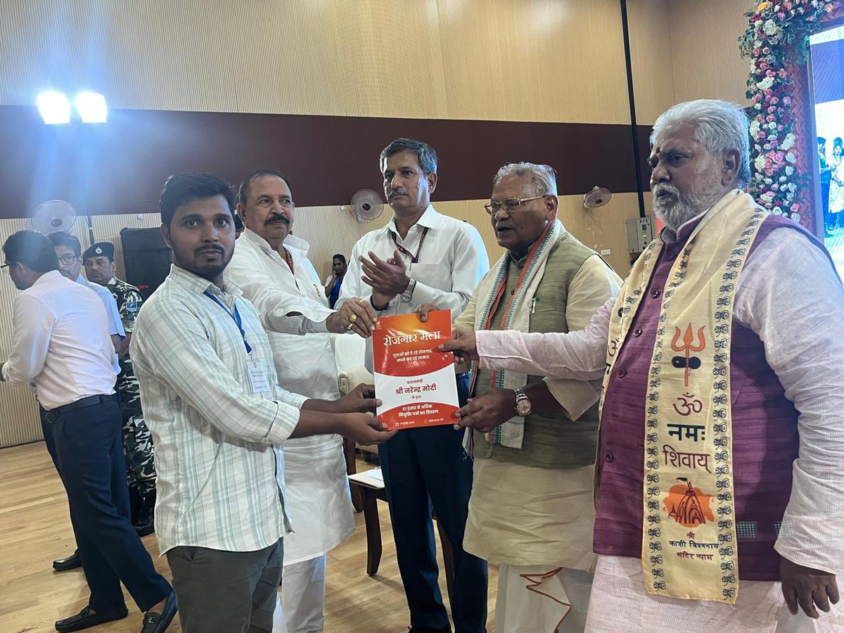 jitanrmanjhi's tweet photo. “विकसित भारत की यात्रा में युवाओं की भागीदारी और उनका सशक्त होना अत्यंत महत्वपूर्ण है”
आज देश के यशस्वी प्रधानमंत्री श्री @narendramodi जी द्वारा  वीडियो कॉन्फ्रेंसिंग के माध्यम से 16वें #रोजगार_मेला के तहत 51 हजार से ज्यादा अभ्यर्थियों को नियुक्ति पत्र प्रदान करने के अवसर पर पंडित दिन दयाल उपाध्याय रैल मंडल द्वारा हरिदास सेमिनार स्कुल गया में आयोजित कार्यक्रम में युवाओं को नियुक्ति पत्र वितरित किया। @PMOIndia