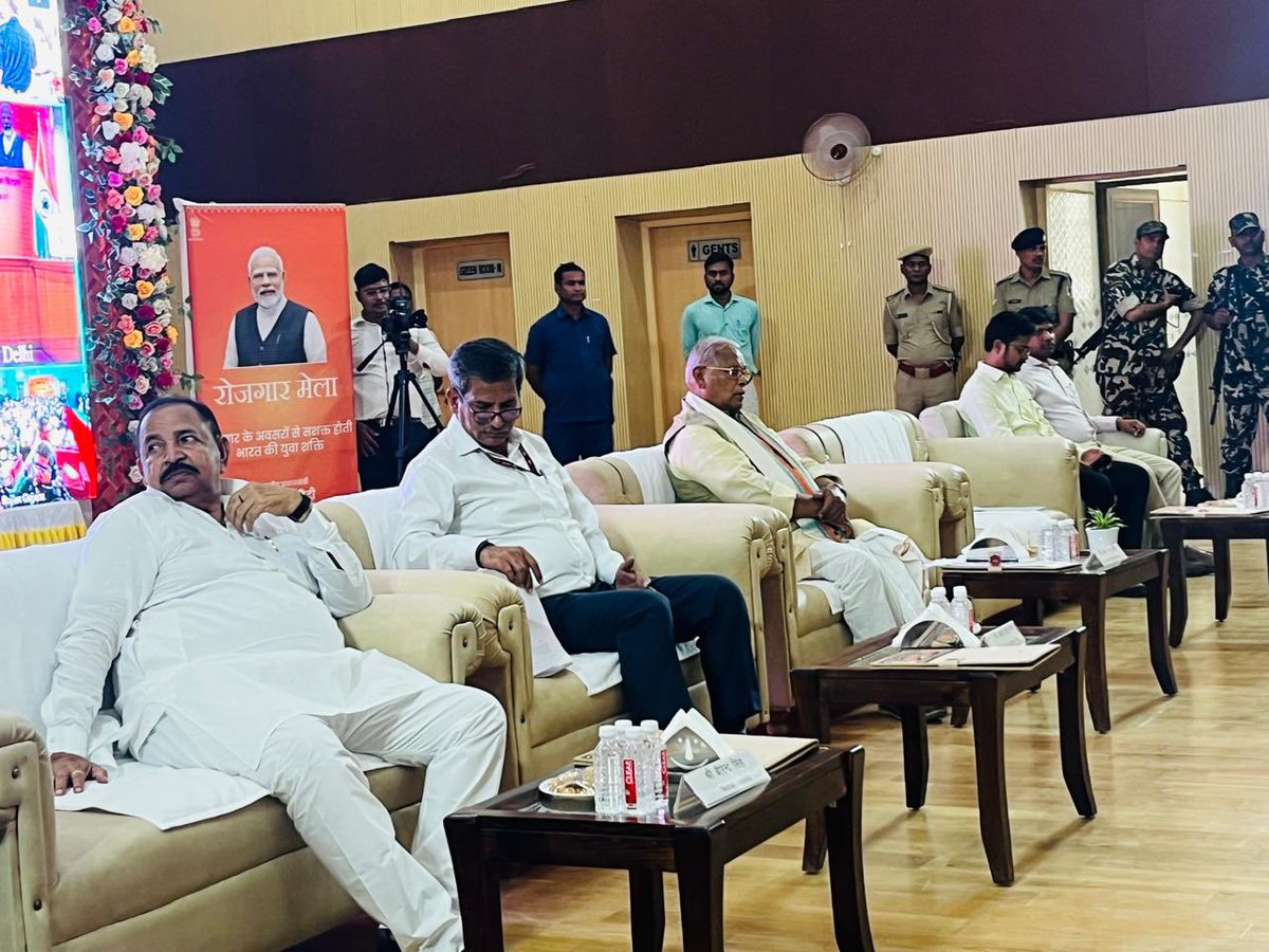 jitanrmanjhi's tweet photo. “विकसित भारत की यात्रा में युवाओं की भागीदारी और उनका सशक्त होना अत्यंत महत्वपूर्ण है”
आज देश के यशस्वी प्रधानमंत्री श्री @narendramodi जी द्वारा  वीडियो कॉन्फ्रेंसिंग के माध्यम से 16वें #रोजगार_मेला के तहत 51 हजार से ज्यादा अभ्यर्थियों को नियुक्ति पत्र प्रदान करने के अवसर पर पंडित दिन दयाल उपाध्याय रैल मंडल द्वारा हरिदास सेमिनार स्कुल गया में आयोजित कार्यक्रम में युवाओं को नियुक्ति पत्र वितरित किया। @PMOIndia