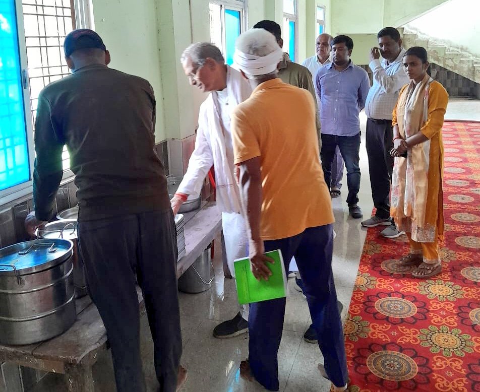 Collector Satna (@collector_satna) on Twitter photo #सतना जिले के चित्रकूट प्रमोद वन के सामुदायिक भवन में आपदा की स्थिति में लोगो के रुकने,खाने की व्यवस्था की गई है। कलेक्टर डॉ सतीश कुमार एस और पुलिस अधीक्षक श्री आशुतोष गुप्ता ने विधायक श्री सुरेंद्र सिंह गहरवार के साथ व्यवस्था का अवलोकन किया।
#JansamparkMP
<a href="/CMMadhyaPradesh/">Chief Minister, MP</a> #सतना जिले के चित्रकूट प्रमोद वन के सामुदायिक भवन में आपदा की स्थिति में लोगो के रुकने,खाने की व्यवस्था की गई है। कलेक्टर डॉ सतीश कुमार एस और पुलिस अधीक्षक श्री आशुतोष गुप्ता ने विधायक श्री सुरेंद्र सिंह गहरवार के साथ व्यवस्था का अवलोकन किया।
#JansamparkMP
<a href="/CMMadhyaPradesh/">Chief Minister, MP</a>