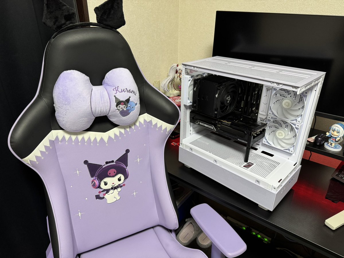 配線前にいったん
照明都合でわかりにくいけど、パステルパープルの筐体に黒系のパーツ
まるで量産型みたいなカラーリングですねっ！！
ついでにクロミちゃんゲーミングチェアー並べた
