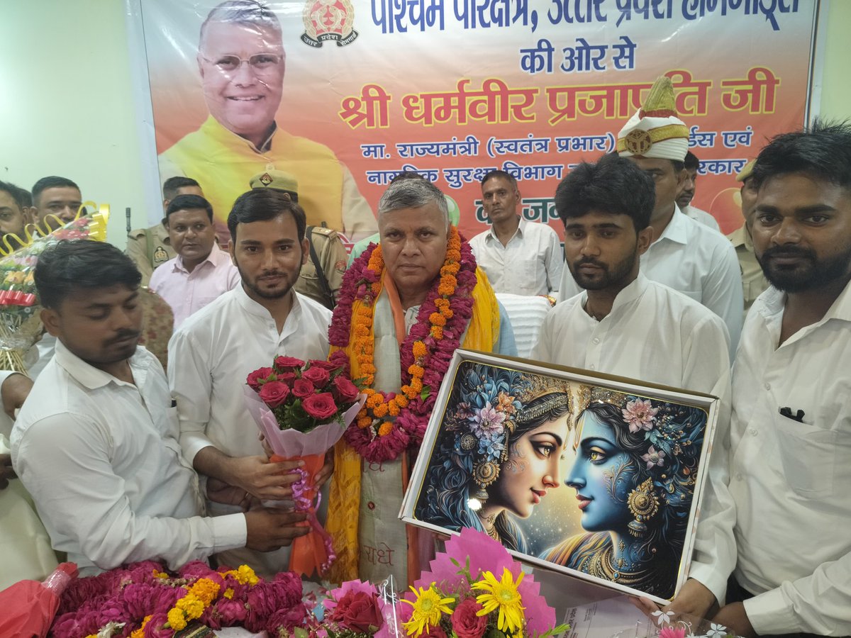 psunionup's tweet photo. #PSU3

आज दिनांक. 12/07/2025 को जनपद बदायूं @PSU_BDN की टीम के साथियों -
श्री. ज्ञानेंद्र प्रजापति (जिला अध्यक्ष)
श्री. सतेंद्र राठौर (कोषाध्यक्ष)
श्री. राम खिलौना (सह कोषाध्यक्ष) 
श्री. गोपी चैतन्य (उपाध्यक्ष)
श्री. मोहम्मद रहीम (IT CELL प्रमुख)

द्वारा मा.धर्मवीर प्रजापति @dharmindia51 (मंत्री होमगार्ड एवं नागरिक सुरक्षा) को पंचायत सहायकों के हितों की रक्षा हेतु ज्ञापन पत्र दिया गया एवं समस्त समस्याओं को विस्तारपूर्वक अवगत करवाया गया।

पंचायत सहायक यूनियन जनपद बदायूं टीम का धन्यवाद।

यूनियन टीम का हर साथी #पंचायत_सहायकों के भविष्य को उज्जवल करने की दिशा में हर संभव प्रयास कर रहा है।

मा.मंत्री जी से आग्रह है कि कृपया इस समस्या को संज्ञान में लेकर शीघ्र समाधान करवाने का प्रयास करें।

@myogiadityanath @mopr_goi @ChiefSecy_UP @oprajbhar

#हमारा_यूनियन_हमारी_ताकत