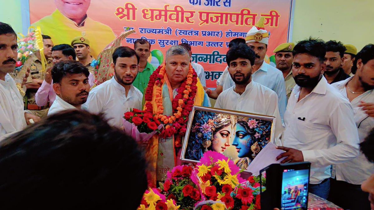 psunionup's tweet photo. #PSU3

आज दिनांक. 12/07/2025 को जनपद बदायूं @PSU_BDN की टीम के साथियों -
श्री. ज्ञानेंद्र प्रजापति (जिला अध्यक्ष)
श्री. सतेंद्र राठौर (कोषाध्यक्ष)
श्री. राम खिलौना (सह कोषाध्यक्ष) 
श्री. गोपी चैतन्य (उपाध्यक्ष)
श्री. मोहम्मद रहीम (IT CELL प्रमुख)

द्वारा मा.धर्मवीर प्रजापति @dharmindia51 (मंत्री होमगार्ड एवं नागरिक सुरक्षा) को पंचायत सहायकों के हितों की रक्षा हेतु ज्ञापन पत्र दिया गया एवं समस्त समस्याओं को विस्तारपूर्वक अवगत करवाया गया।

पंचायत सहायक यूनियन जनपद बदायूं टीम का धन्यवाद।

यूनियन टीम का हर साथी #पंचायत_सहायकों के भविष्य को उज्जवल करने की दिशा में हर संभव प्रयास कर रहा है।

मा.मंत्री जी से आग्रह है कि कृपया इस समस्या को संज्ञान में लेकर शीघ्र समाधान करवाने का प्रयास करें।

@myogiadityanath @mopr_goi @ChiefSecy_UP @oprajbhar

#हमारा_यूनियन_हमारी_ताकत