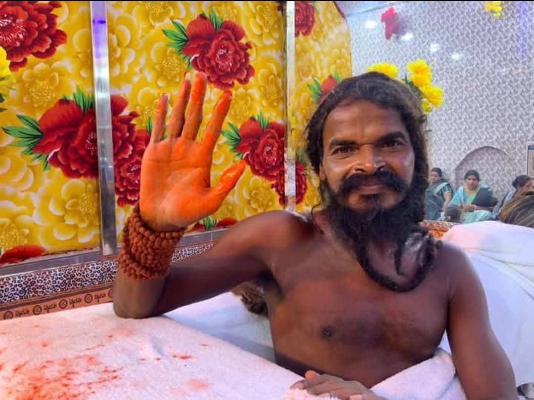 महा तपस्वी, हठ योगी, शिव आराधना में 16फरवरी 1998से लीन, शिव स्वरूप श्री श्री 108 श्री सत्यनारायण बाबा जी कोसमनारा रायगढ़ को 42वें जन्म दिन की अनंत कोटि बधाई हो।
श्री श्री सत्यनारायण बाबा जी का जन्म 12 जुलाई 1984 को हुआ।
श्री श्री सत्यनारायण बाबा जी के श्री चरणों में सादर प्रणाम।