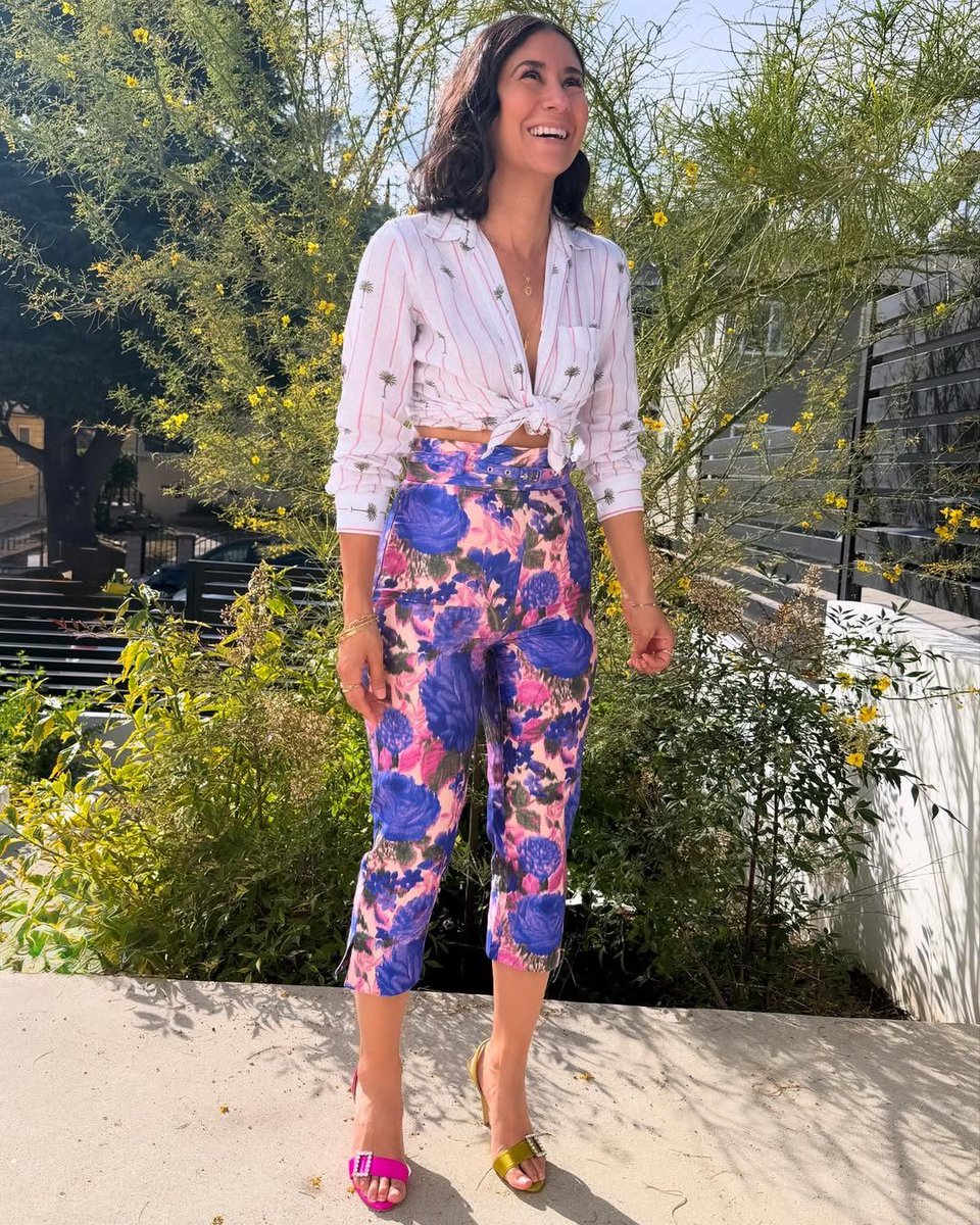 THEOUTNET's tweet image. Not sure what we love more—@vartyter&apos;s dual-colored shoes or the capris she #FOUNDONTHEOUTNET the-outnet.visitlink.me/dIAFDN