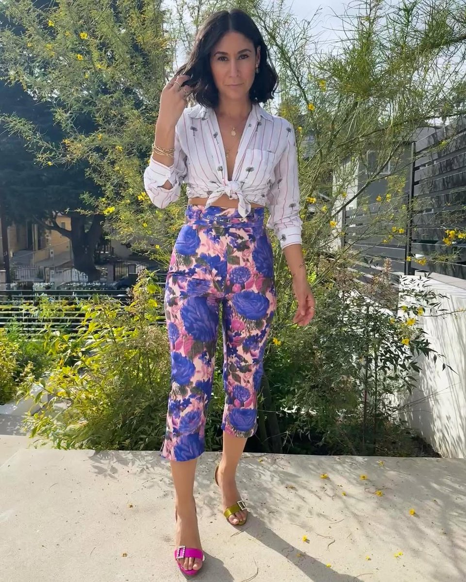 THEOUTNET's tweet image. Not sure what we love more—@vartyter&apos;s dual-colored shoes or the capris she #FOUNDONTHEOUTNET the-outnet.visitlink.me/dIAFDN