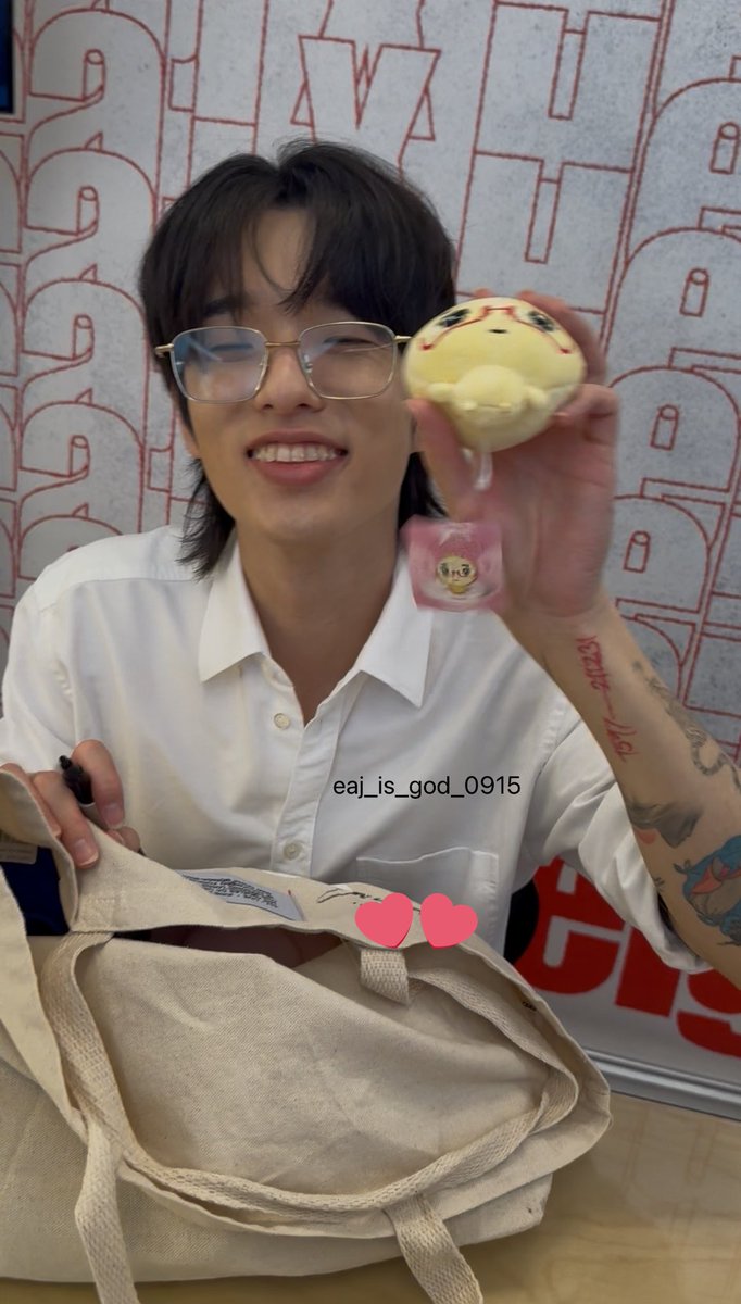 eaj_is_god_0915's tweet image. 안경만두를 보신 적 있으세요?!?

@eaJPark 
#eaj1      #canwejustpause     #eaJ1EP