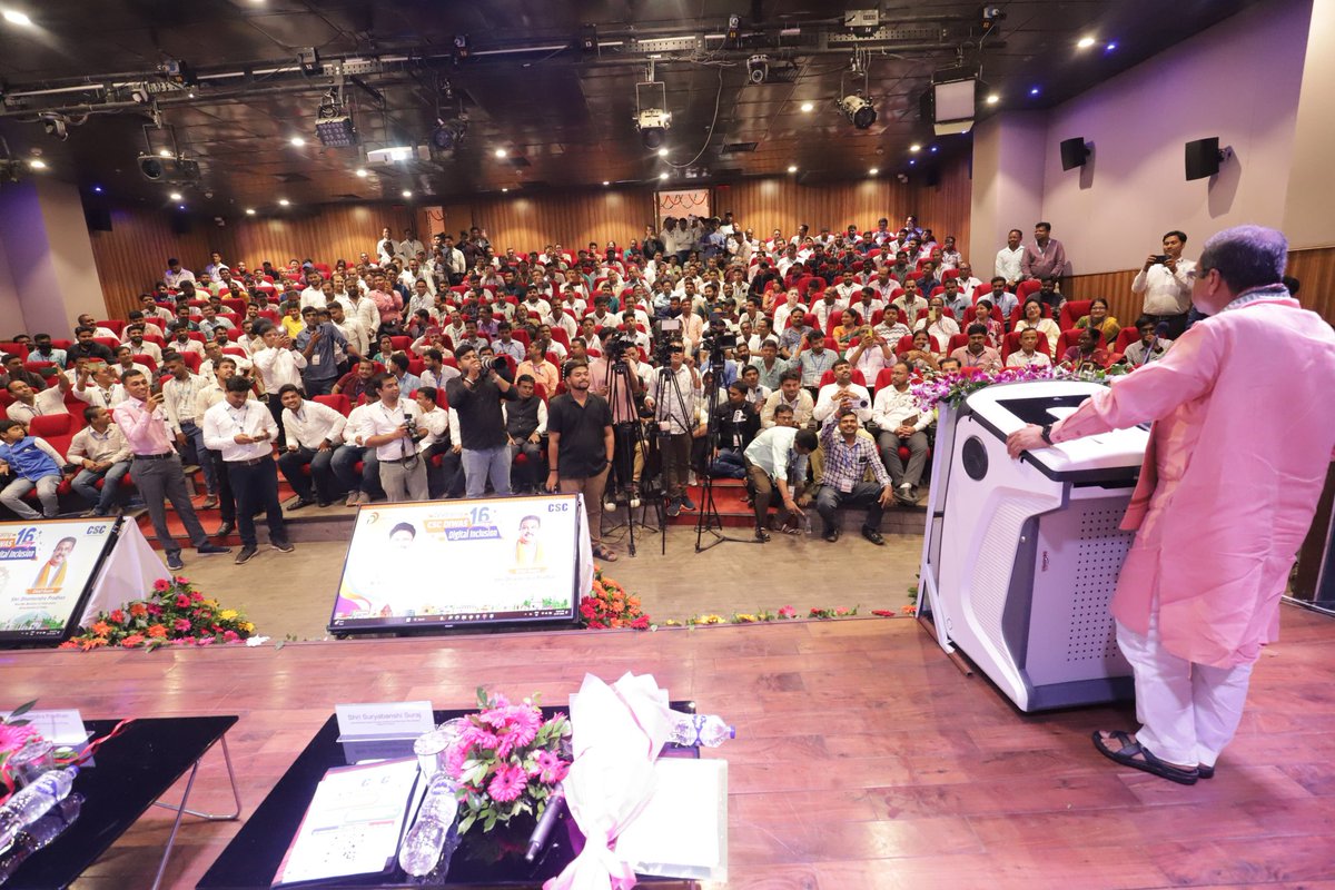 <a href="/narendramodi/">Narendra Modi</a> ଓଡିଶାରେ ସମସ୍ତ ୩୦ଟି ଜିଲ୍ଲାରେ ୩୫,୦୦୦ରୁ ଅଧିକ ସକ୍ରିୟ ସିଏସସି କେନ୍ଦ୍ର ଡିଜିଟାଲ୍ ସଶକ୍ତିକରଣକୁ ଆଗେଇ ନେଉଛନ୍ତି । ସିଏସସି ସେଣ୍ଟର ଅନେକ ଲୋକଙ୍କୁ ରୋଜଗାର ଦେଇଛି । ରାଜ୍ୟରେ ଇଣ୍ଟରନେଟ୍ ସଂଯୋଗୀକରଣକୁ ଅଧିକ ମଜଭୂତ୍ କରିବା ପାଇଁ ଡବଲ ଇଞ୍ଜିନ ସରକାର ବିହିତ ପଦକ୍ଷେପ ନେଉଛନ୍ତି । ବର୍ତ୍ତମାନର ସମୟକୁ ଦୃଷ୍ଟିରେ ରଖି ସିଏସସି