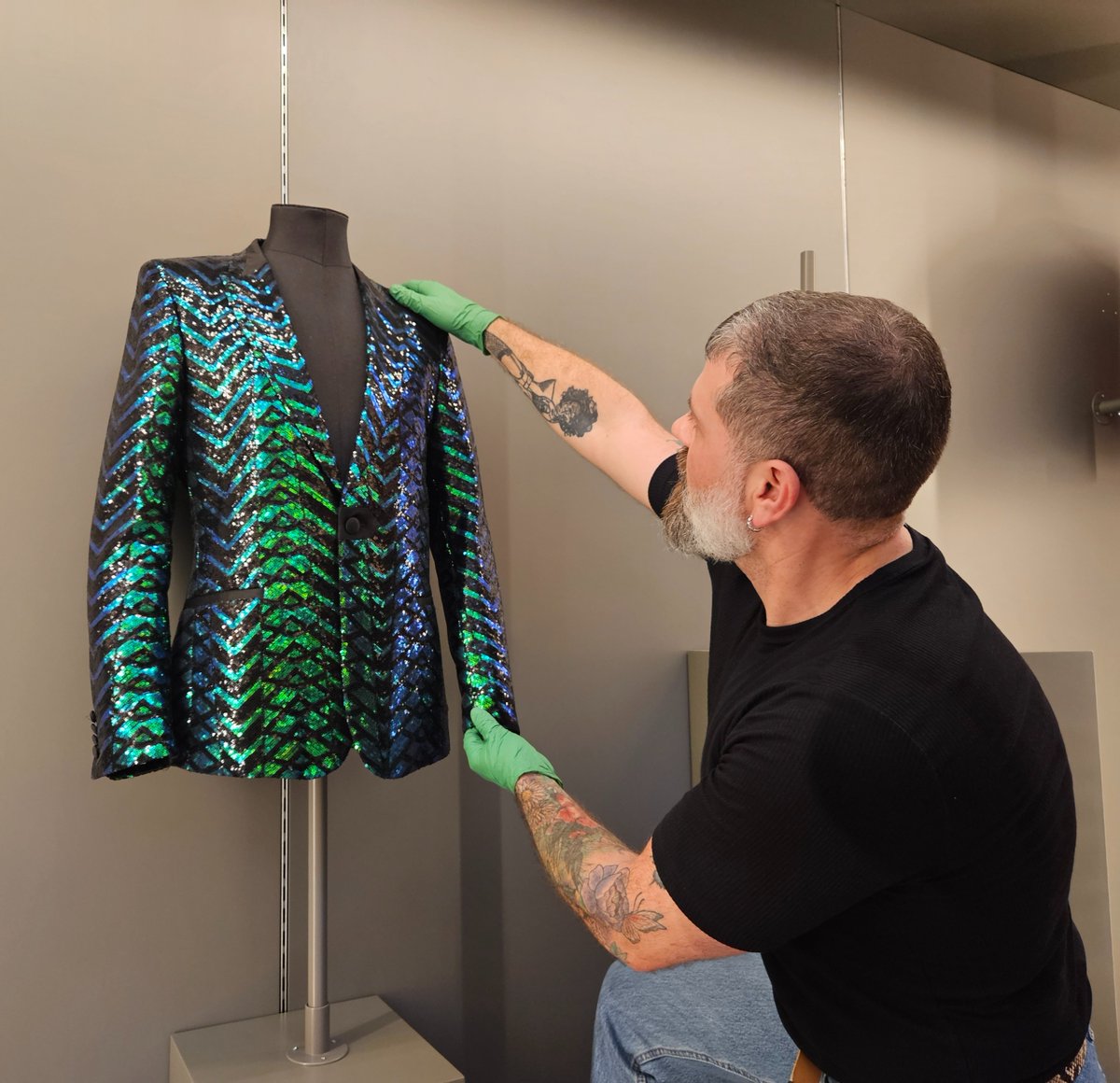 HarrisPreston's tweet image. It’s time for another recant update! 🙌
Spectacular costume pieces have made their way back into the building, and here’s our Decorative Art Curator, Scott, making sure every piece looks its best 🧥