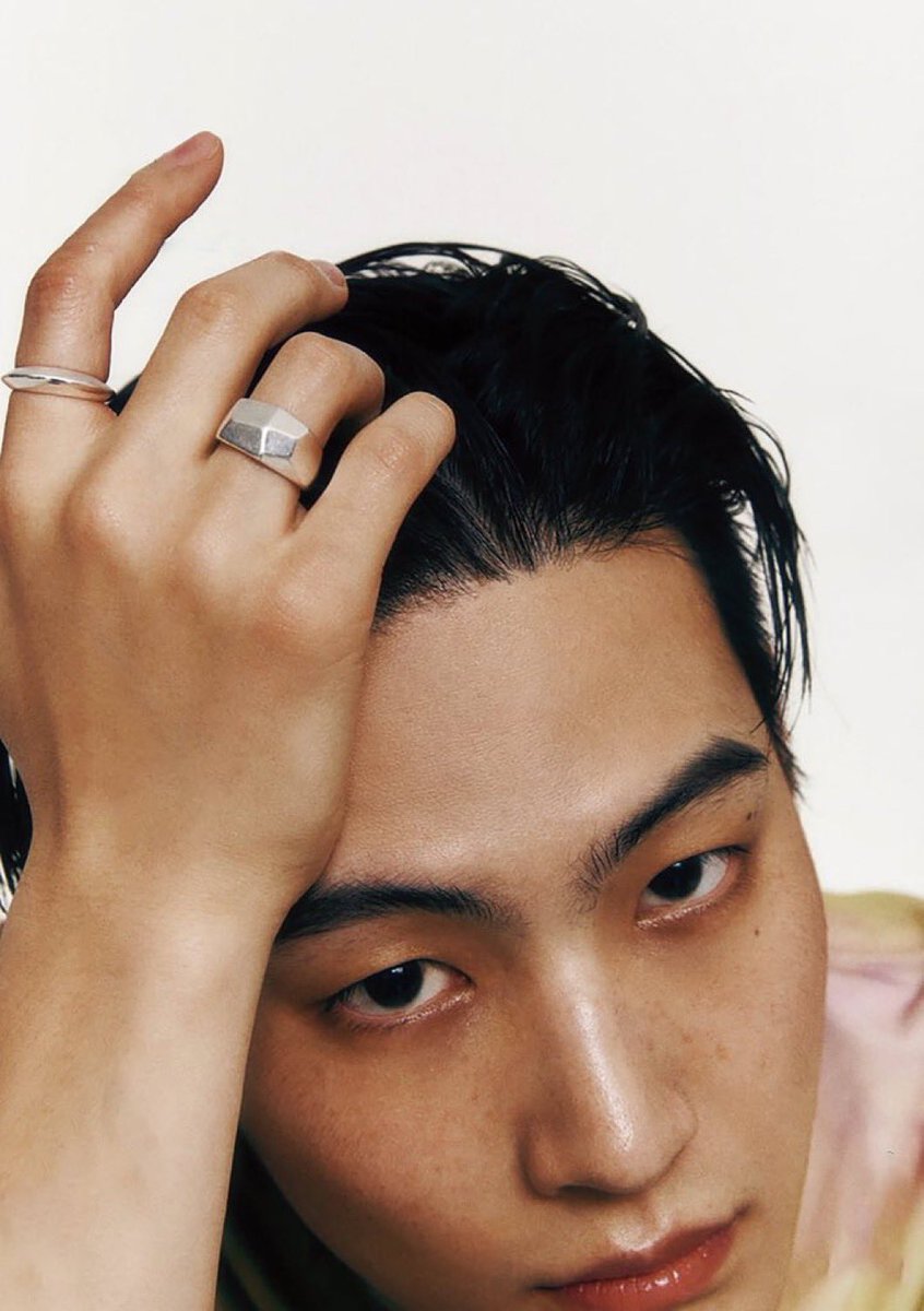 Pop7base's tweet photo. JAY B shares thoughtful advice for rookie K-pop group leaders in his interview with BreakTudo.

💬: "As a solo artist and leader of GOT7, you’ve always been recognized for your dedication and sense of responsibility. What advice would you give to leaders of new K-pop groups debuting now?"

🌴: "I’m not sure I’m in a position to give advice… Every group has its own personality, so I don’t think I have much to say. I just hope that even when it’s tough, everyone stays strong." 

🌴: "As a leader, the weight on your shoulders can be heavy, but don’t forget that you have your members beside you to support you."