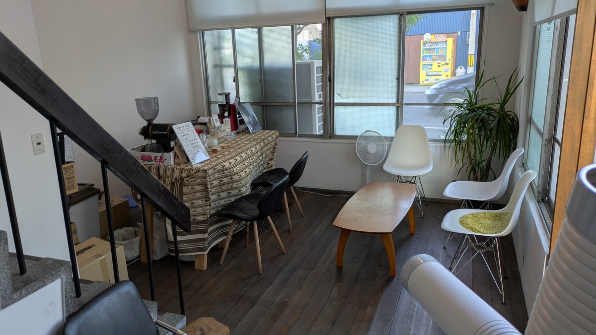 IOcafe's tweet photo. 2日目、落ち着きました。
今日はイドモール時代のお客さんがたくさん来てくれました。ありがとうございました。
てしまのまどのお菓子もあと残り僅か。
ケーク・サレもレモンケーキも好評です。最後は誰の手に！！
このあと20時くらいまでやってます。
駆け込み大歓迎です。お待ちしてます。 https://t.co/NDUKi6sUie