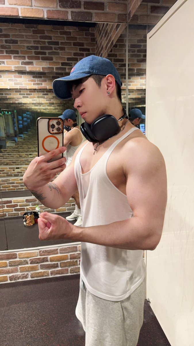 想努力當個健身小奶狗～
你們覺得可以嗎？
姊姊～哥哥喜歡嗎？💪🏻