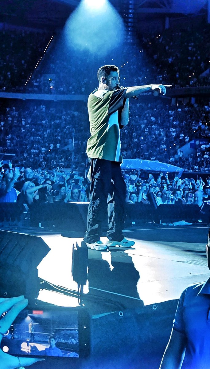 ThatZoidy's tweet photo. Mentally I'm still here.
Couple of my favorites photos from the #LinkinPark #FromZeroWorldTour in Dusseldorf.
Seeing the #toothpastecaughtinthelidl moment from so close is forever engraved in my brain
@linkinpark https://t.co/R8nMQaxZ1Q