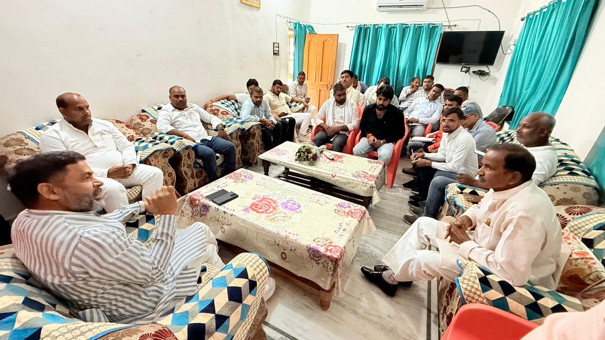 आज बस्ती आवास पर विधान परिषद क्षेत्र बस्ती - संतकबीरनगर- सिद्धार्थनगर के जन पंचायत प्रतिनिधियों, कार्यकर्ताओं और नागरिक बंधुओं से मिलकर उनकी समस्याएं सुनी और संबंधित अधिकारियों को निर्देशित किया।