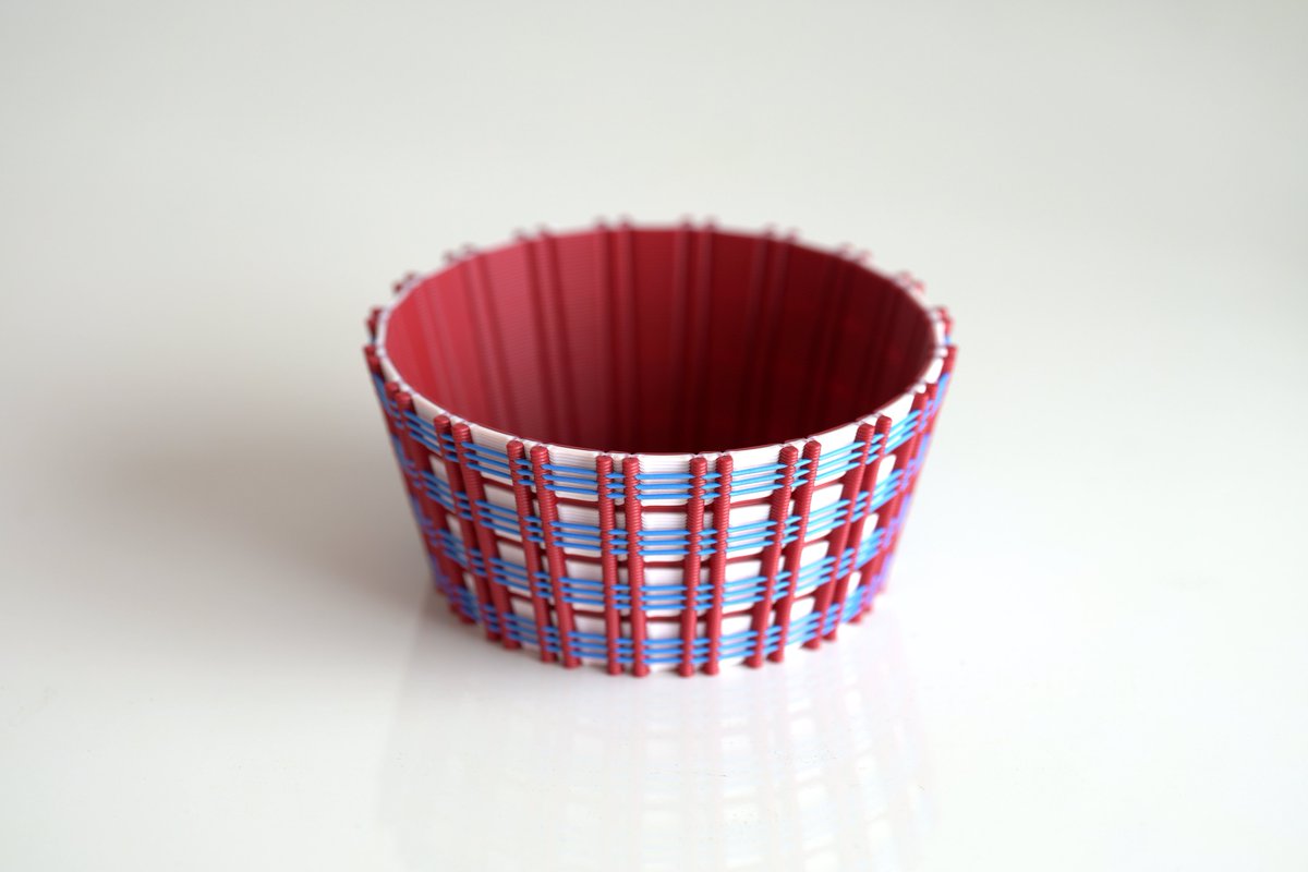 chihiroakatsuka's tweet photo. マルチカラープリントで、縦横に織物のような模様が入った器を作りました。
縦糸と横糸が交差するイメージに立体感を加えたくて、空中出力の技法を組み合わせています。

平面にプリントされた模様ではなく、構造そのものが柄になっている不思議な質感が気に入っています。 https://t.co/D0mcH3tjXb