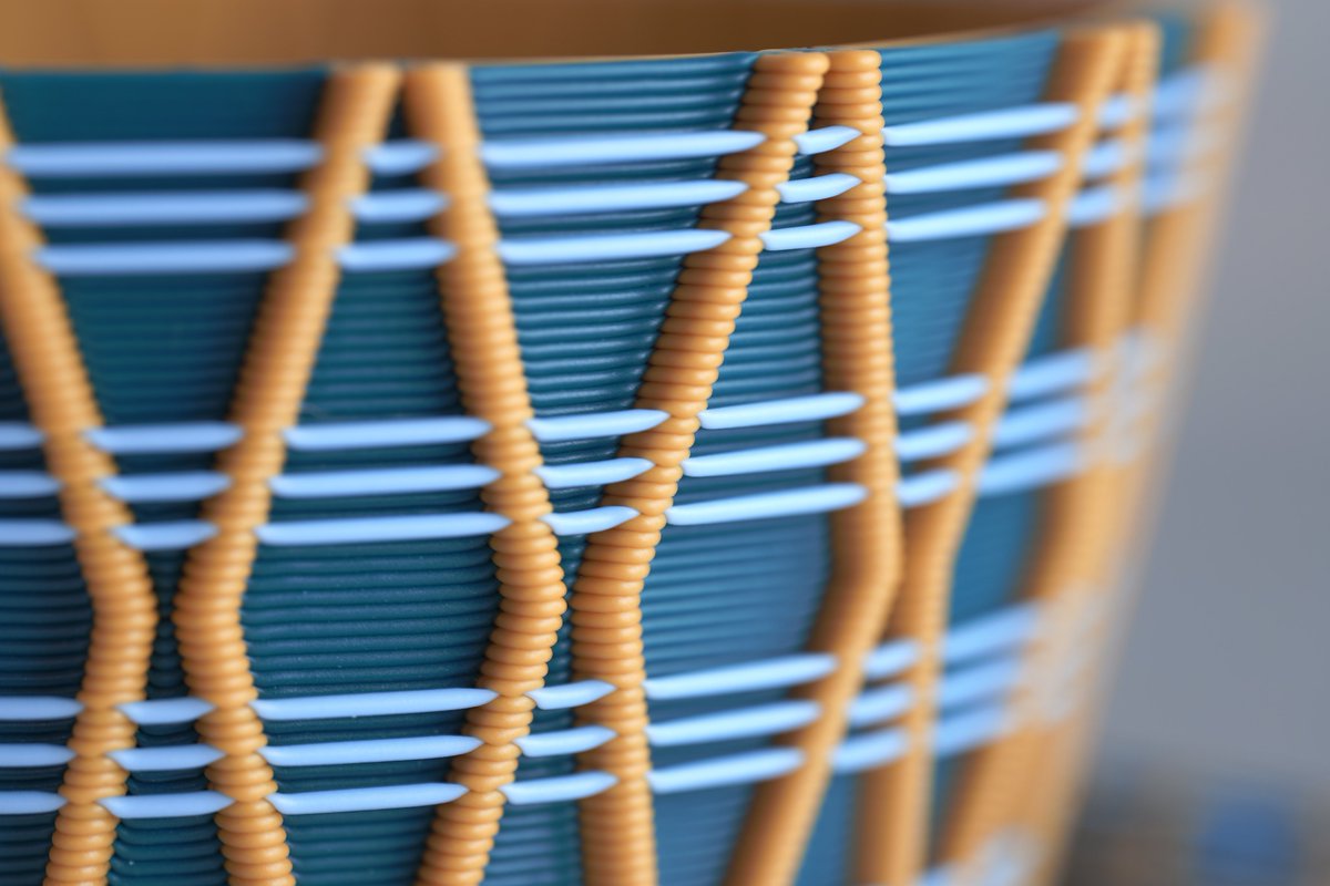 マルチカラープリントで、縦横に織物のような模様が入った器を作りました。
縦糸と横糸が交差するイメージに立体感を加えたくて、空中出力の技法を組み合わせています。

平面にプリントされた模様ではなく、構造そのものが柄になっている不思議な質感が気に入っています。