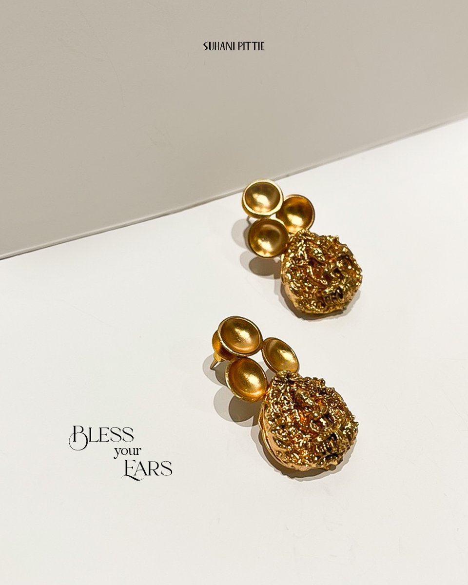 SuhaniPittie's tweet image. Grace in every glint. The blessings of Goddess Lakshmi reimagined in Gold.

Shop our 22K gold plated creations today✨

#SuhaniPittie #GoldEarrings #EarStack #EarJewelry #TempleJewellery #Piercing #TraditionalEarrings #StudEarrings #LakshmiJiEarrings #Gold
