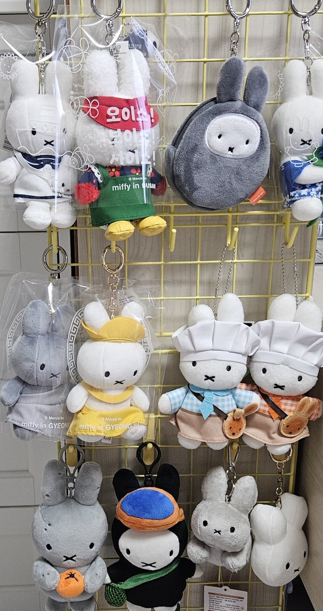 더이상 장식장에 수용할수없어 네트망으로 보관했는데 너무귀여워. 이제 그어떤 미피가 새로 나와도 두렵지않아